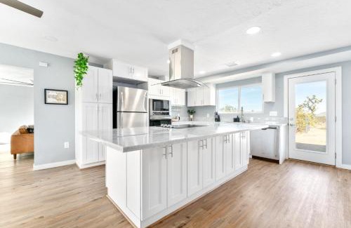Landers Casa | Desert Oasis - Firepit, Stargazing, Kitchen Essentials, 5 Acres, & Joshua Trees - Sleeps 6 Comfortably, 7 with Sofa, 8 Maximum