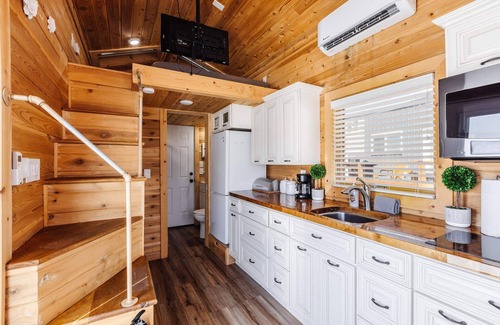 Apple Valley Apartamento | Desert Oasis Home with large deck and Hot Tub