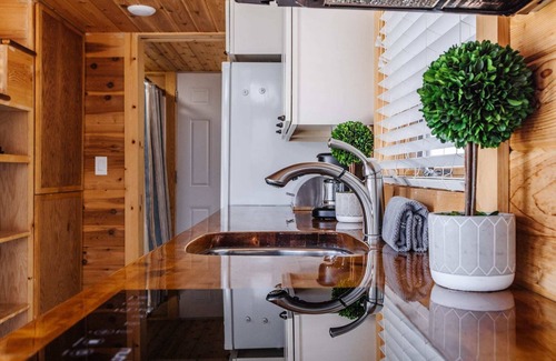 Apple Valley Apartamento | Desert Oasis Home with large deck and Hot Tub