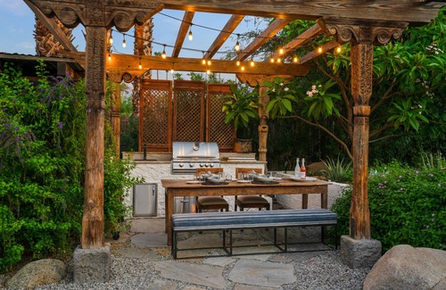 Magnesia Falls Cove Casa | Desert Oasis with Rustic Elegance