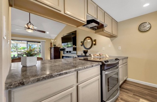Palm Desert Condominio | Desert Paradise Retreat Awaits on Golf Course with Sunset & Mountain Views