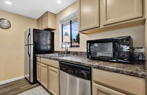 Palm Desert Condominio | Desert Paradise Retreat Awaits on Golf Course with Sunset & Mountain Views
