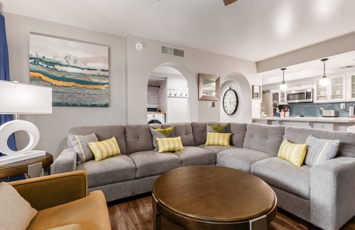 North Mountain Condominio | Desert retreat, 3 pools, free parking, PAC MAN, Sleeps 8, Pickleball, Internet