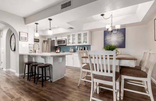 North Mountain Condominio | Desert retreat, 3 pools, free parking, PAC MAN, Sleeps 8, Pickleball, Internet