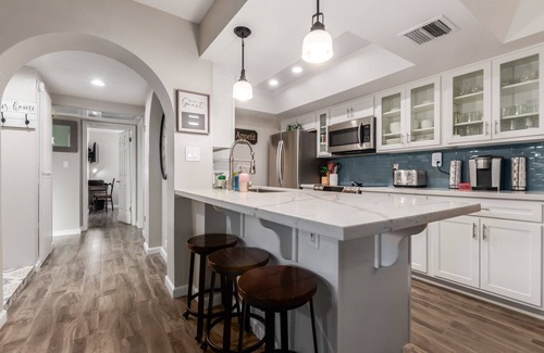 North Mountain Condominio | Desert retreat, 3 pools, free parking, PAC MAN, Sleeps 8, Pickleball, Internet