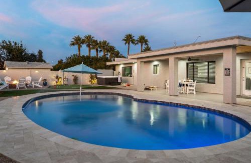 Central Scottsdale Casa | Desert Willow - Pool Spa Pickleball Basketball Court Plus Firepit & Putting Green