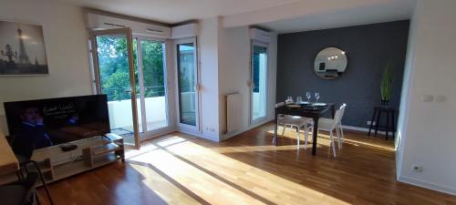 Petit Nanterre Apartamento | Design 3 bedrooms appartment, near Champs Elysees