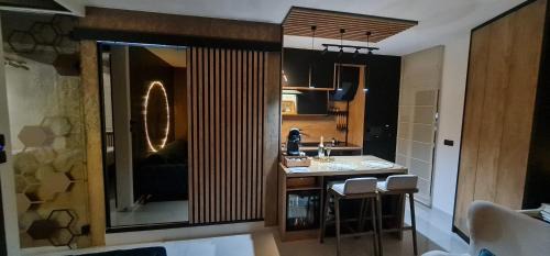 Cuprija Apartamento | Design Apartment PLATINIUM SPA LUX 5 STAR "HAVANA" Completely PRIVATE Wellness & Spa FREE INCLUDED Sauna & Jacuzzi & Salt Wall & Fire place & 3D Ceilings & Business WiFi & NETFLIX & Keyless code entry & FULL SMART APP & SECURE 2 Parking place
