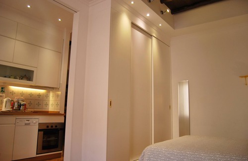 Testaccio Apartamento | Apartamento de diseño-Rome cent-Bus & Metro-Airport train-AC-WiFi-Kitchen-Washer-Dish