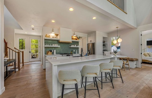 Sturgeon Bay Casa | Design-Forward Lakefront Home With Private Shoreline