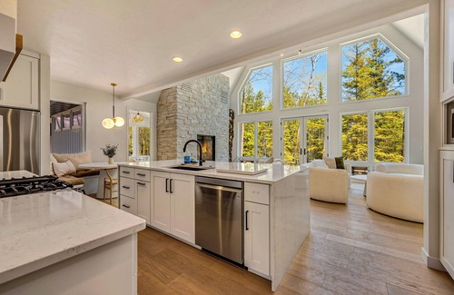 Sturgeon Bay Casa | Design-Forward Lakefront Home With Private Shoreline