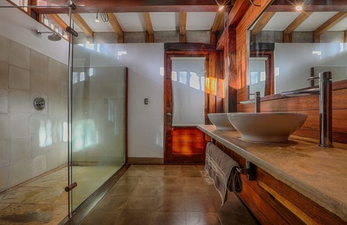 Managua Villa | Casa de diseño en zona residencial tranquila y segura!