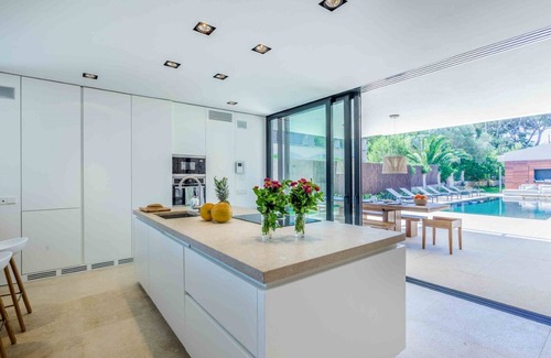 Mal Pas-Bon Aire Villa | VILLA DE DISEÑO SOBRE EL MAR EN MAL PAS, ALCUDIA, ACCESO DIRECTO PLAYA Y PISCINA