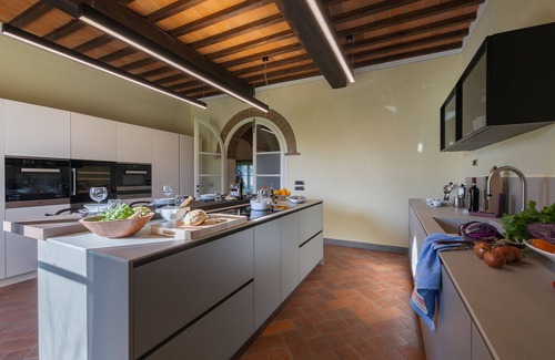 Pietraia Villa | Villa de diseño con gran piscina en el corazón de la campiña toscana.