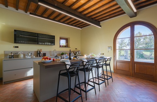 Pietraia Villa | Villa de diseño con gran piscina en el corazón de la campiña toscana.
