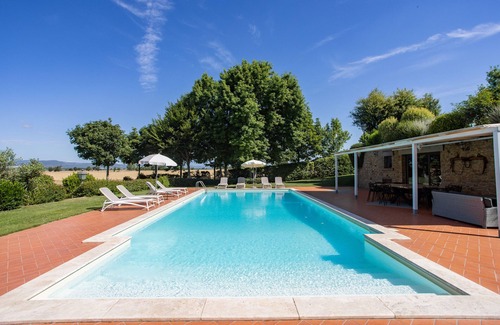 Pietraia Villa | Villa de diseño con gran piscina en el corazón de la campiña toscana.