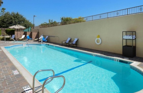 East Pasadena Casa | Designed for the smart traveler, we offer a clean and comfortable stay.