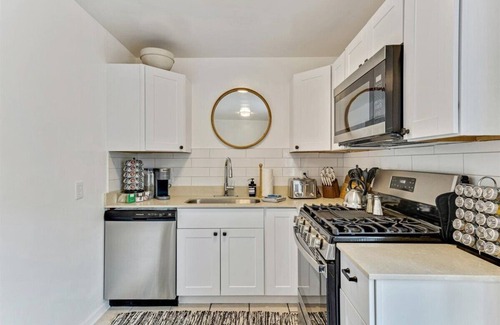 East Central Apartamento | Designer 2 bd apt / 1 King Bed /blocks from U of U