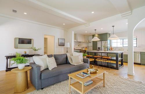 Valley Glen Casa | Designer 2 bed near Universal sleeps 8 hot tub