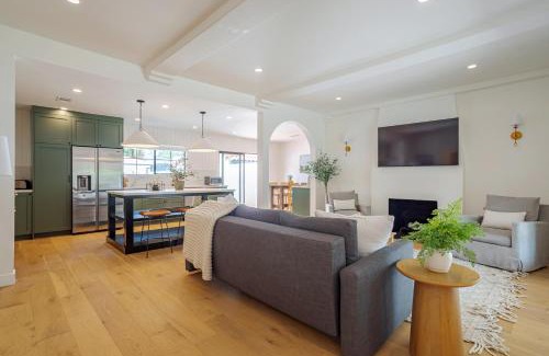 Valley Glen Casa | Designer 2 bed near Universal sleeps 8 hot tub