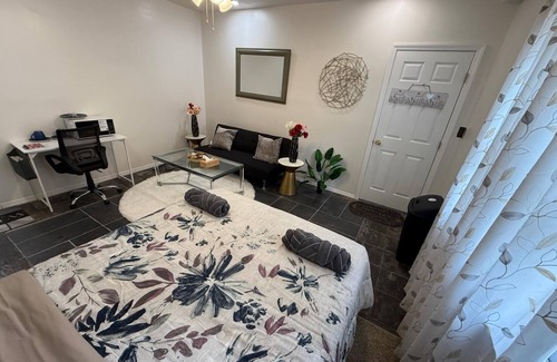 North Massapequa Casa | Designer 2 Rooms Modern Luxury Pad- 0 Cleaning Fee