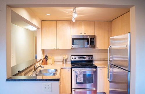 Kirkland Condominio | ★Designer 2BR Condo★ Balcony, King Bed and Parking