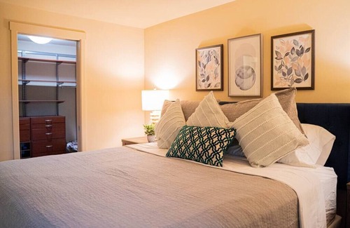 Kirkland Condominio | ★Designer 2BR Condo★ Balcony, King Bed and Parking