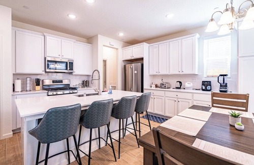 Raisin Casa | Designer 3.5 Bedroom, 2023 Built Home in Fresno near the Airport & Clovis