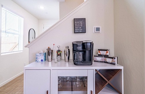 Raisin Casa | Designer 3.5 Bedroom, 2023 Built Home in Fresno near the Airport & Clovis