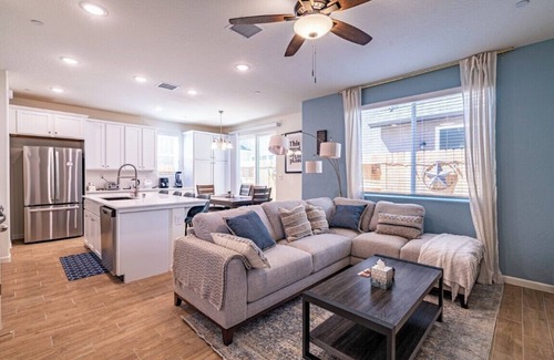 Raisin Casa | Designer 3.5 Bedroom, 2023 Built Home in Fresno near the Airport & Clovis
