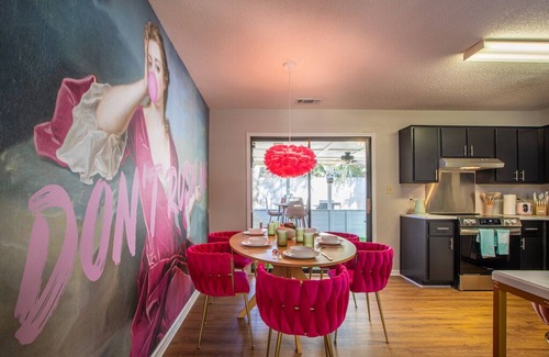 Savannah Casa | Designer 3-bedroom house with photo zones, sunroom, fire table, fenced backyard