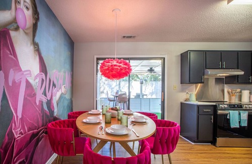 Savannah Casa | Designer 3-bedroom house with photo zones, sunroom, fire table, fenced backyard