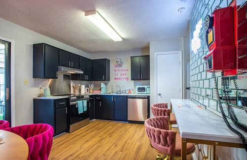 Savannah Casa | Designer 3-bedroom house with photo zones, sunroom, fire table, fenced backyard
