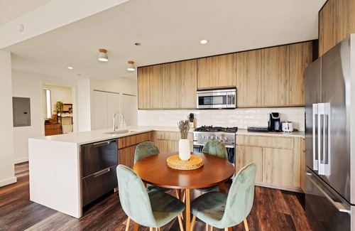 River West Apartamento | Designer 3BR Penthouse l Private Patio l Rooftop l Gym l 5-Star Location