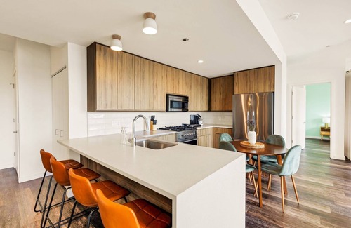 River West Apartamento | Designer 3BR Penthouse l Private Patio l Rooftop l Gym l 5-Star Location