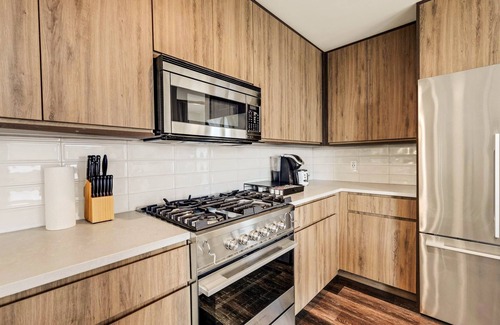 River West Apartamento | Designer 3BR Penthouse l Private Patio l Rooftop l Gym l 5-Star Location