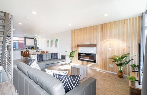 Mann Casa | Designer 4B3B w Theater & Rooftop close to CapHill