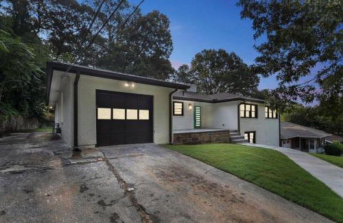 Atlanta Casa | Designer 5 Bedroom with Backyard Downtown ATL