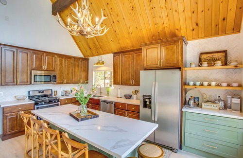 Lake Arrowhead Cabaña | Designer A-frame in Lake Arrowhead w/ Game Room