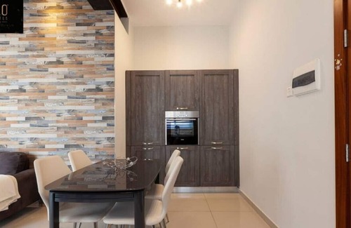 Ta' Giorni Apartamento | Designer APT with comfy SOFA, LARGE TV, 2 KING BDS