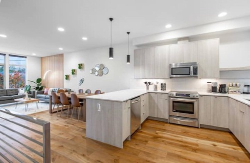 Ballard Casa | Designer Ballard 3B2B Home w/ Rooftop & Parking