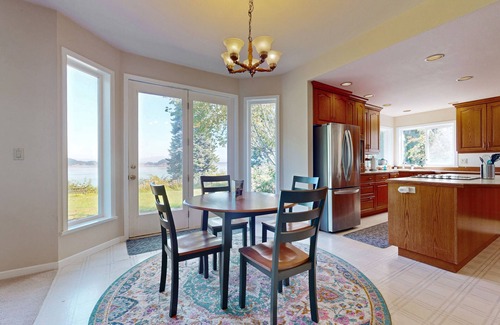 Oak Harbor Casa | Designer bay-view estate with home office, beach nearby