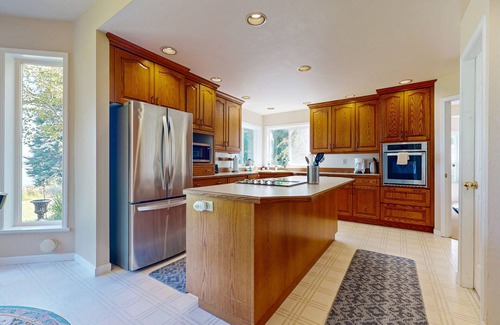 Oak Harbor Casa | Designer bay-view estate with home office, beach nearby