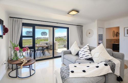 Big Bay Apartamento | Designer Beachfront Apartment in Big Bay with swimming pool- 2 bedroom, 1 Azure