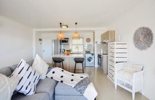 Big Bay Apartamento | Designer Beachfront Apartment in Big Bay with swimming pool- 2 bedroom, 1 Azure
