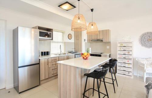 Big Bay Apartamento | Designer Beachfront Apartment in Big Bay with swimming pool- 2 bedroom, 1 Azure