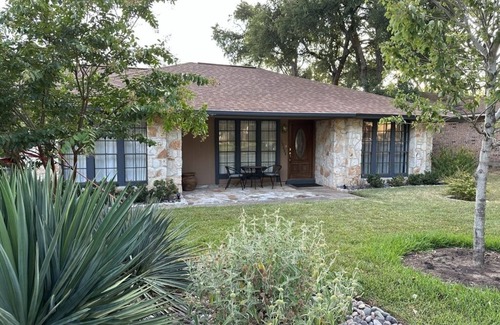 Anderson Mill Casa | Designer bedroom & bath in creatively renovated 70s ranch. Pkg, grill, patios.