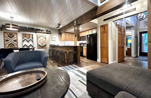 Lake Harmony Casa | ¡NO BUSQUE MÁS! ¡Cabaña de esquí de diseño completamente renovada en Big Boulder Lake!
