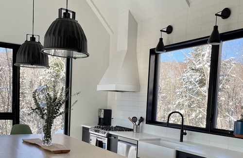 La Conception Cabina | Designer cabin perched above valley, boasts stunning panoramic views.