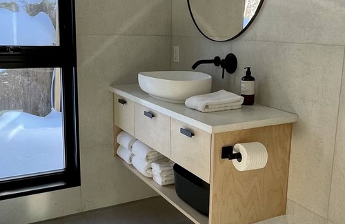 La Conception Cabina | Designer cabin perched above valley, boasts stunning panoramic views.